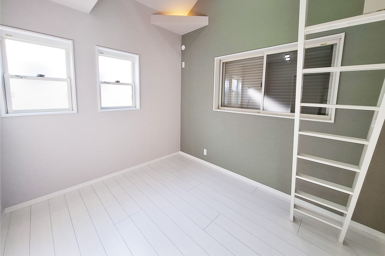 洋室2：クロスを貼替えるなどリフォーム済み。グリーン系のアクセントクロスで落ち着いた雰囲気に。