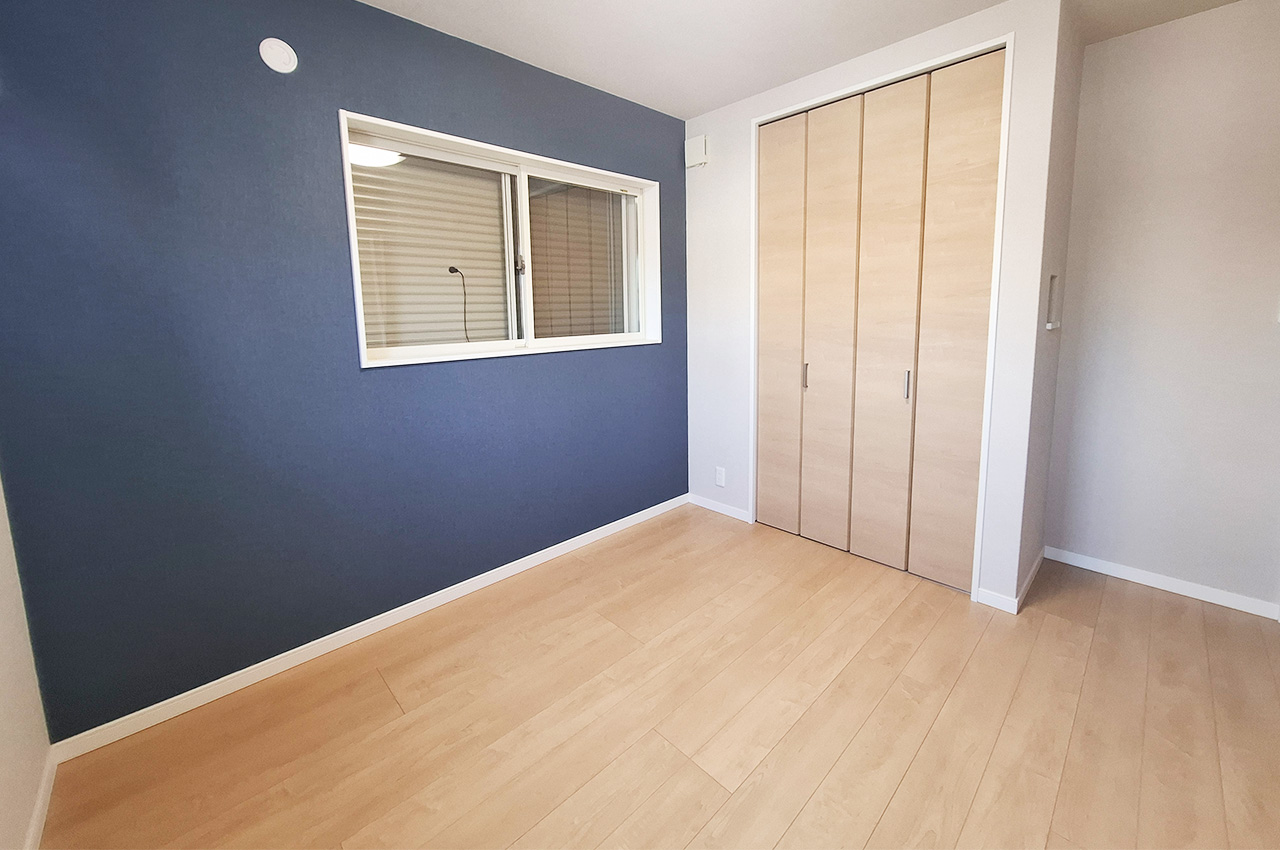 洋室3：クロスを貼替えるなどリフォーム済み。おしゃれなネイビーブルーのアクセントクロスも新調済み。