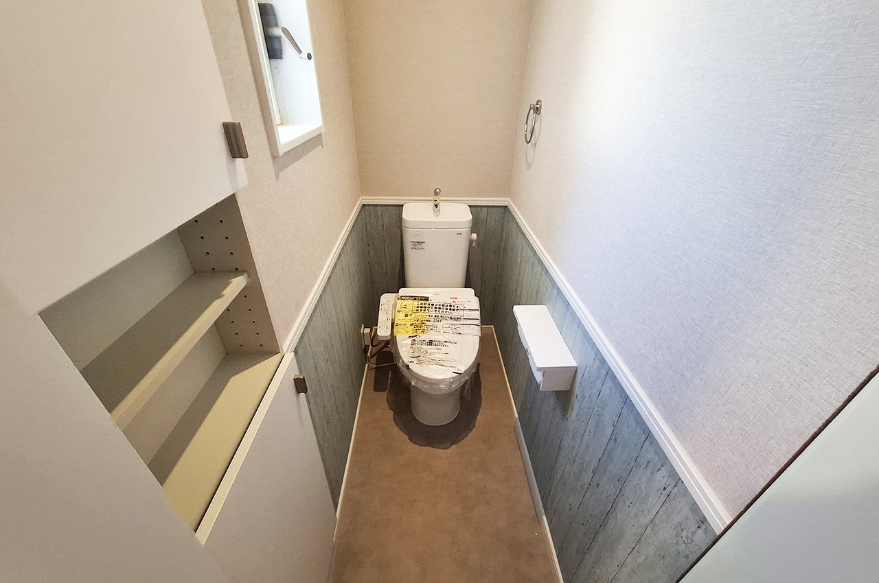 2階トイレ：便器・温水洗浄便座を新調済み。