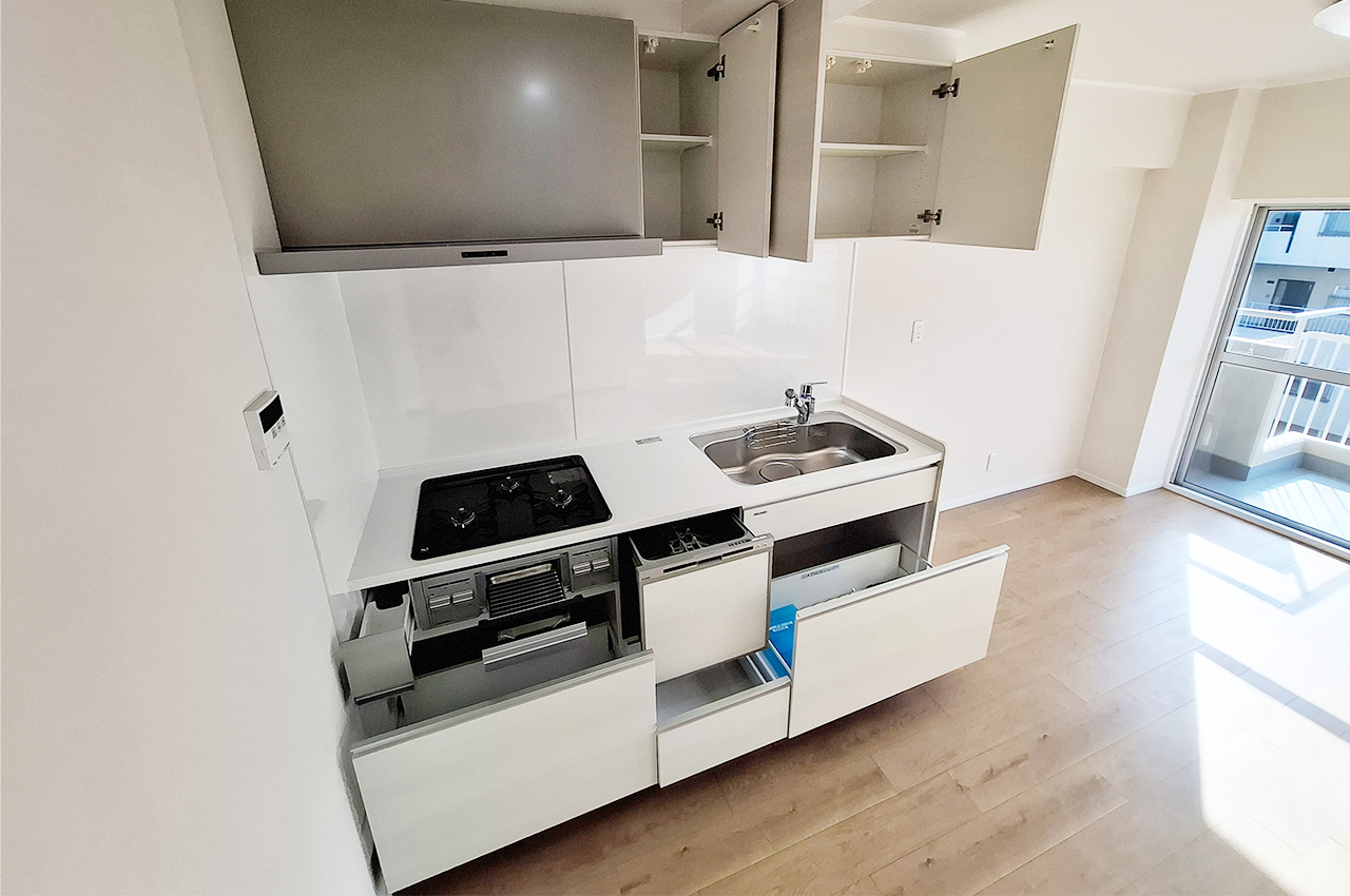 キッチン:スライド式の収納で整理整頓ラクラク。