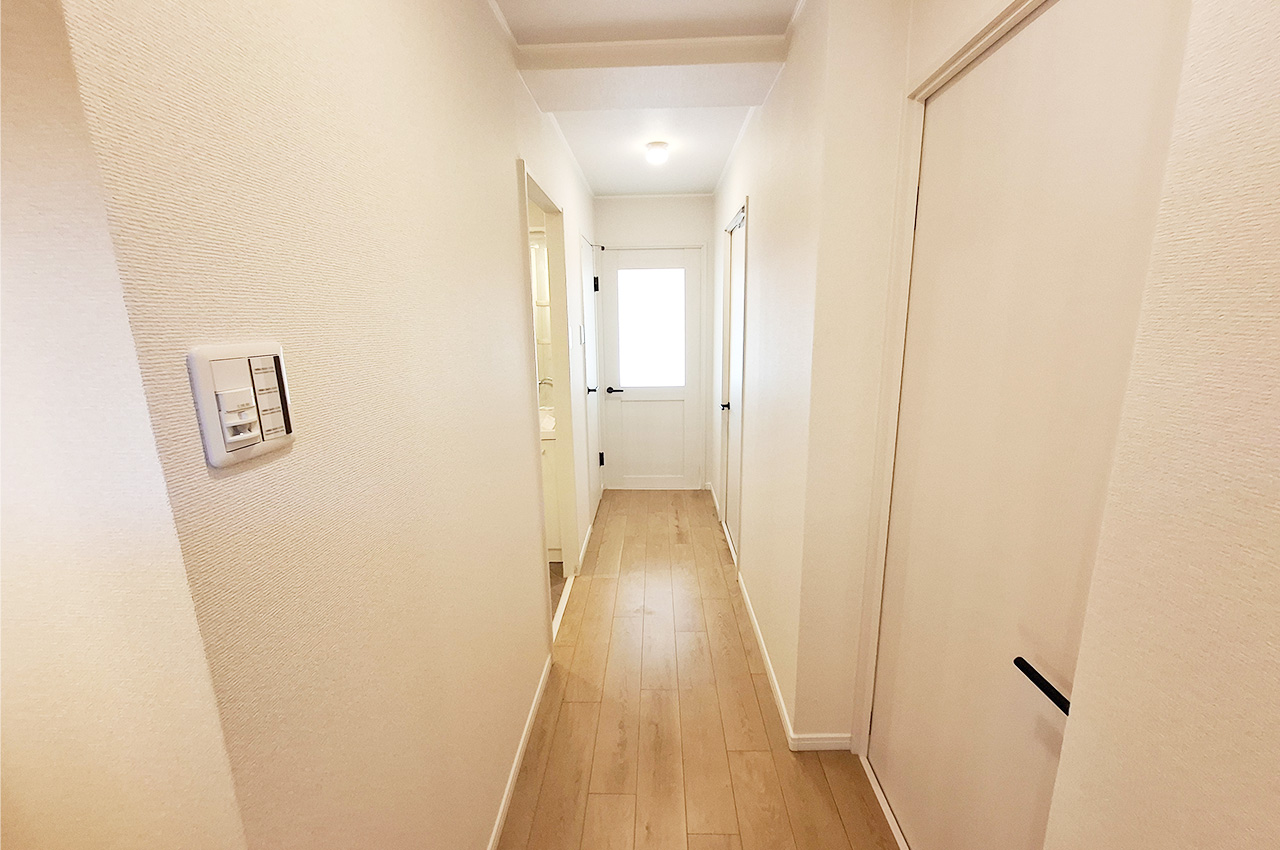 廊下:クロスやフローリングを貼替えるなどリフォーム済み。