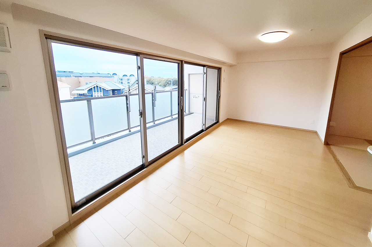 リビングダイニング:南西向きバルコニーに面した明るい空間です。