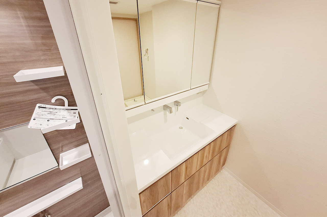 洗面室:洗面化粧台を新調済み。