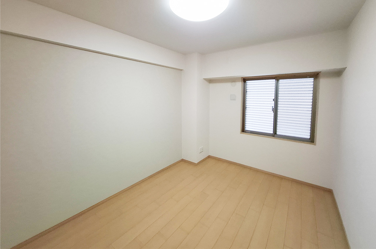 洋室1:クロスやフローリングを貼替えるなどリフォーム済み。アクセントクロスも新調しました。