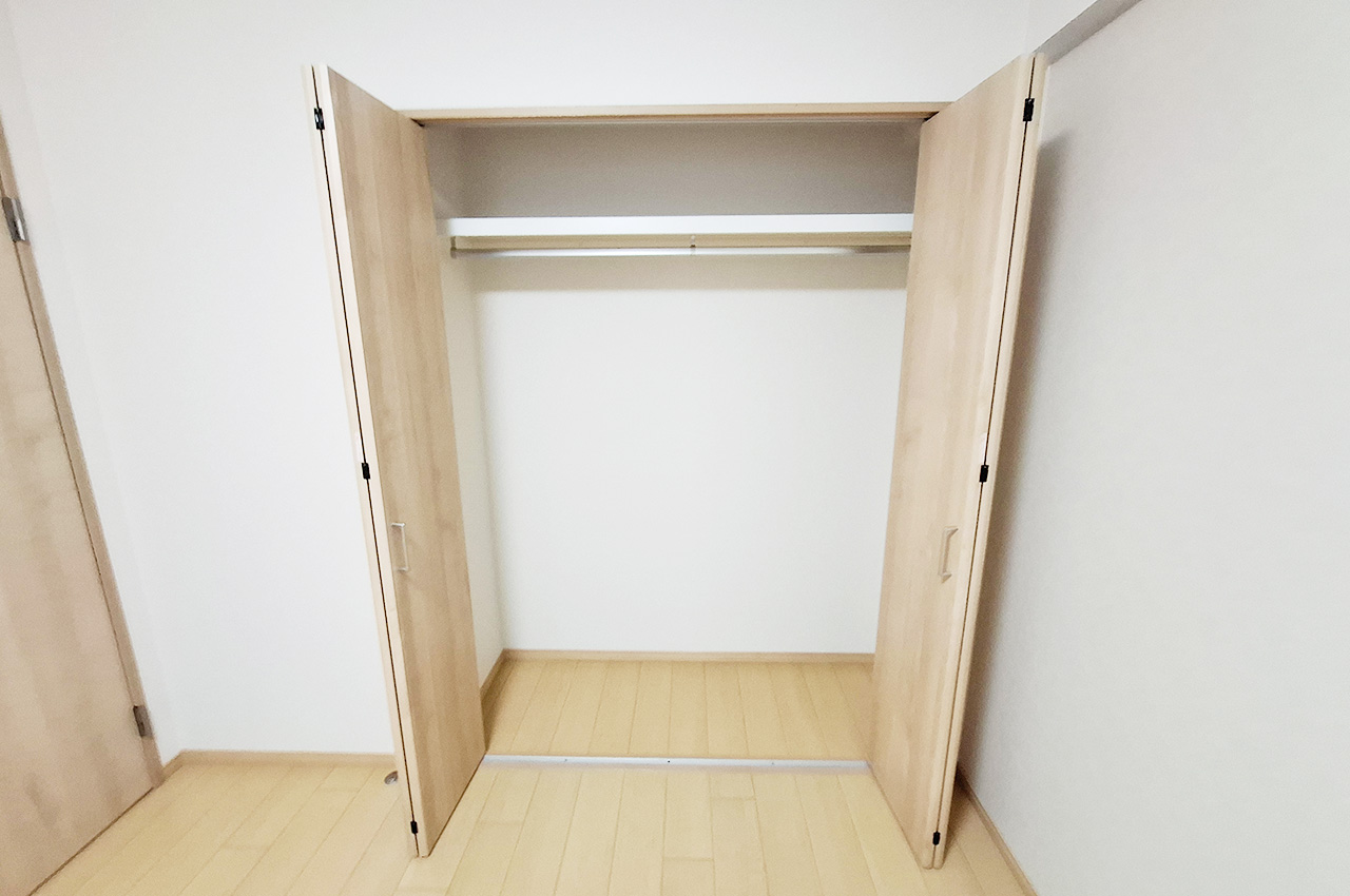 洋室1クローゼット:新調済み。