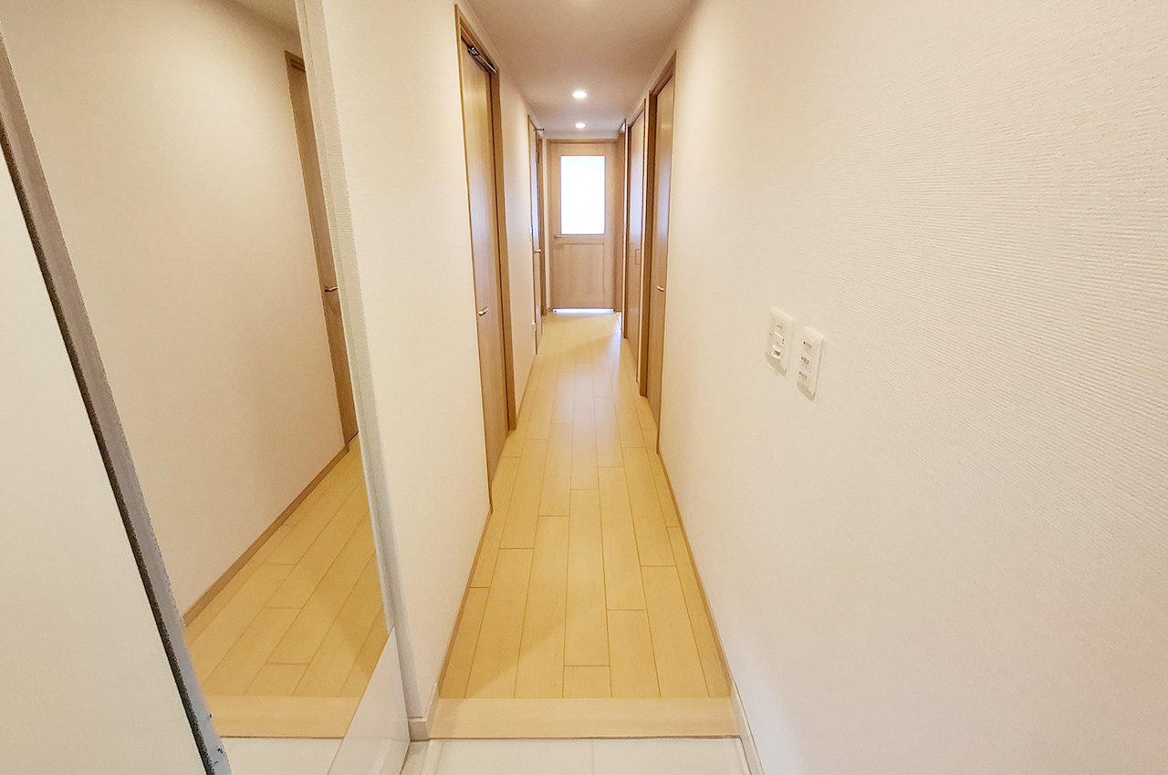 玄関・廊下:クロスやフローリングを貼替えるなどリフォーム済み。
