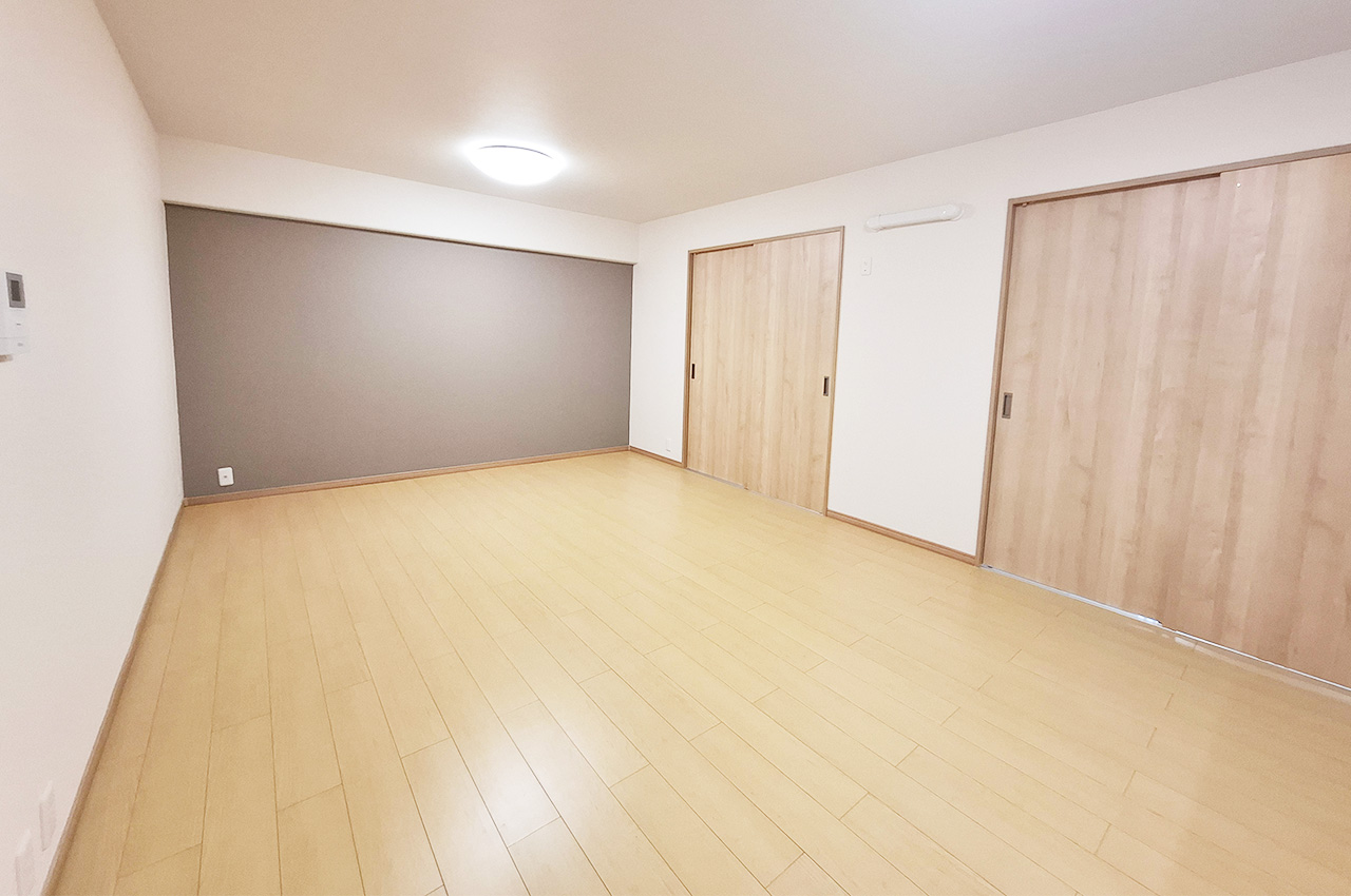 リビングダイニング:壁一部にグレーのアクセントクロスを施工。