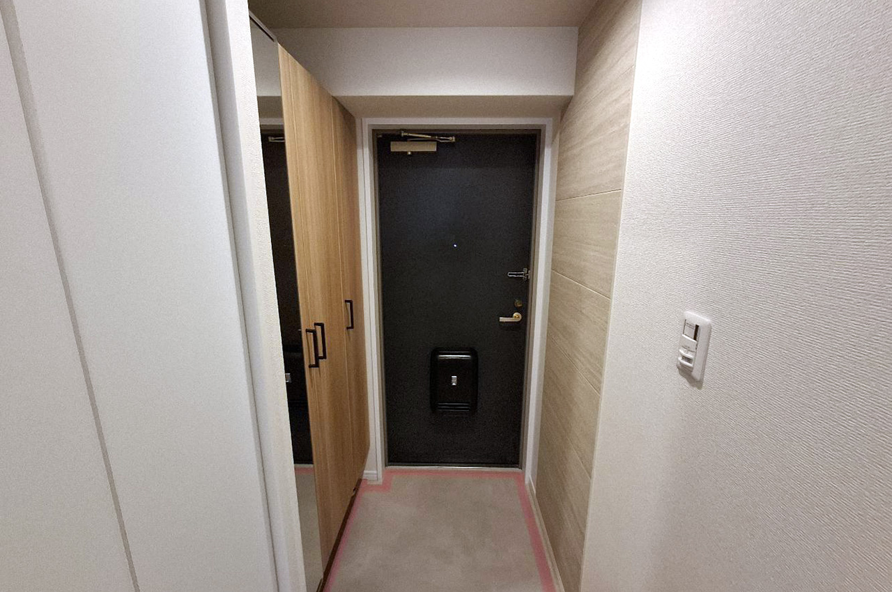 玄関：下駄箱新調、壁一部には調湿・脱臭効果が期待できるエコカラット付き