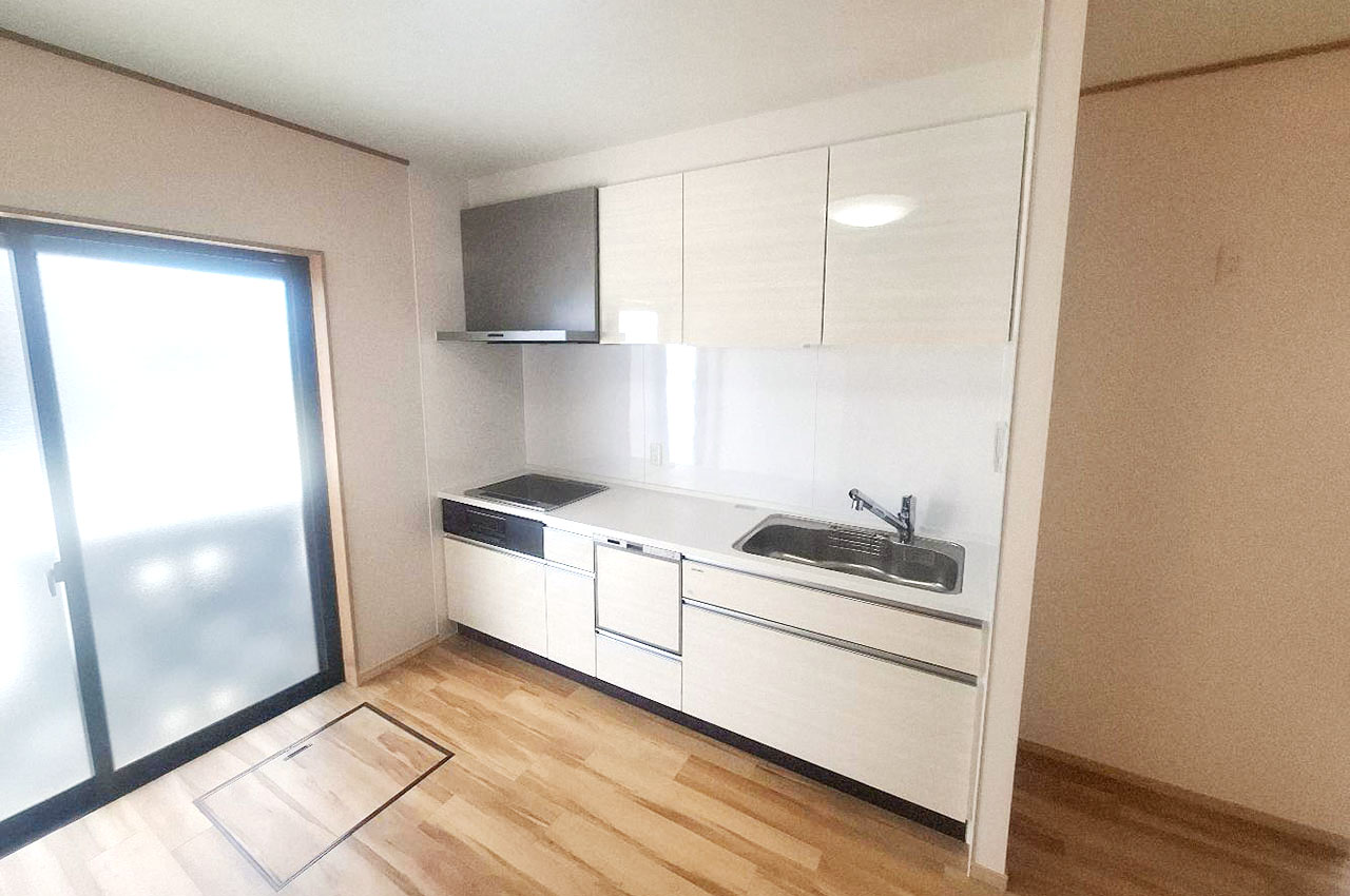 タカラスタンダードの食洗機付きシステムキッチンを新調。清潔感のあるホワイトカラーの扉色です。