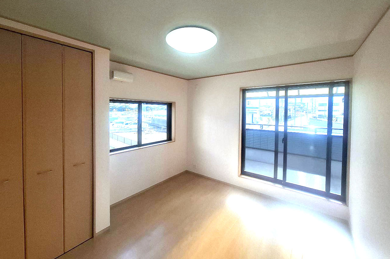 洋室約6.6帖もきれいにリフォーム。バルコニーに面した明るくゆったりとしたお部屋です。