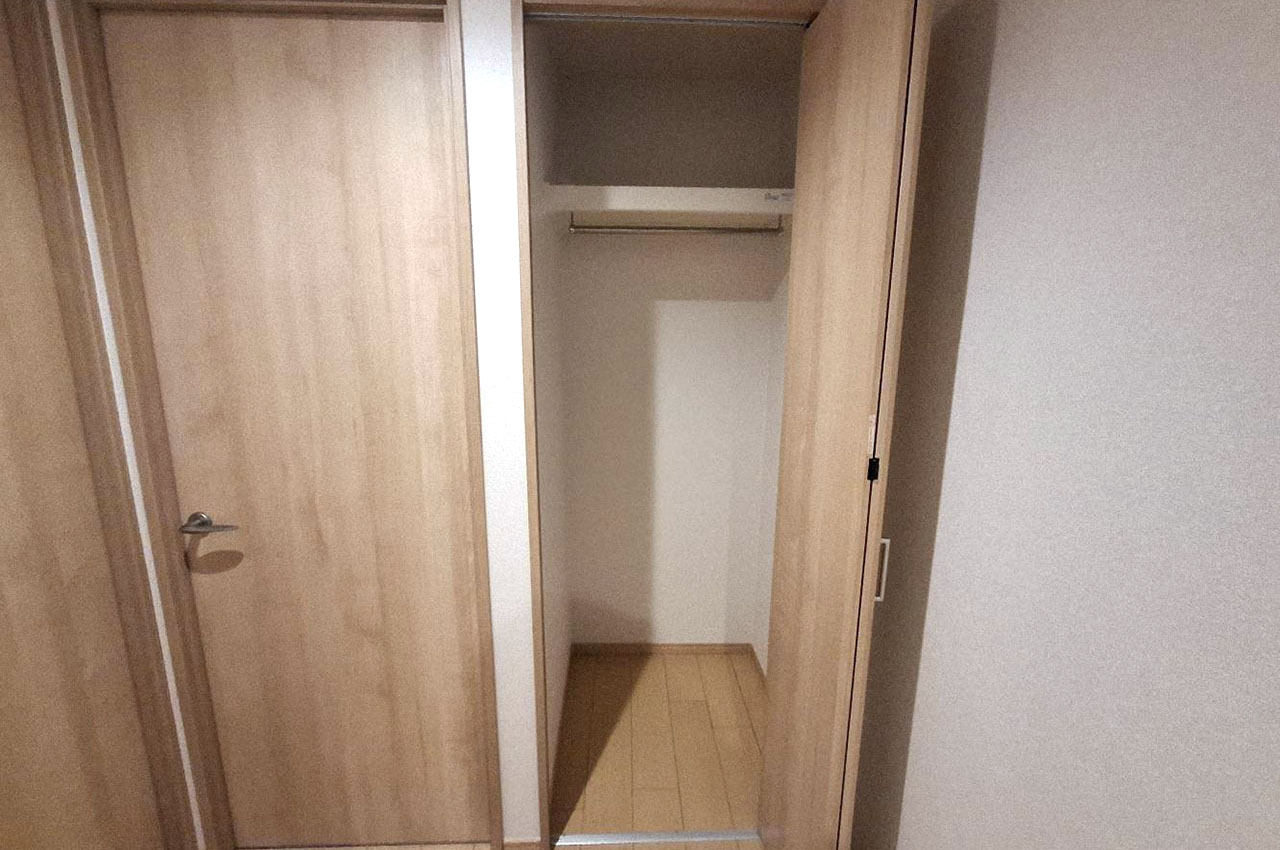 廊下にある便利な物入もきれいに新調済みです。