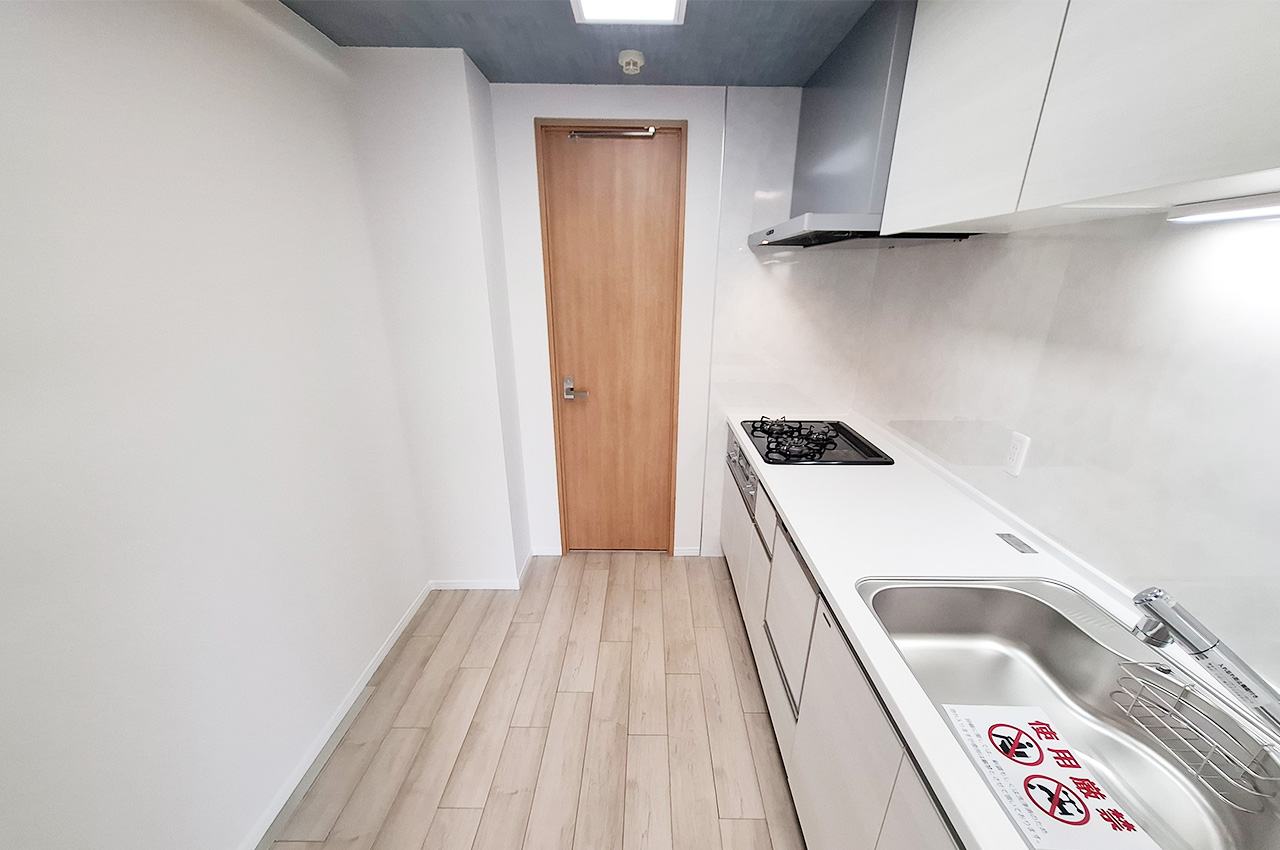 キッチン：洗面室へとつながる家事動線がスムーズな間取り。