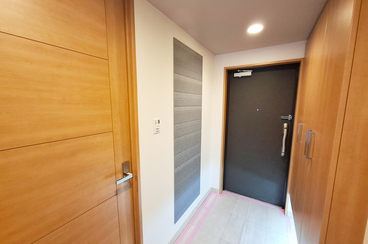 玄関：壁一部に調湿・脱臭効果が期待できるエコカラットを採用。