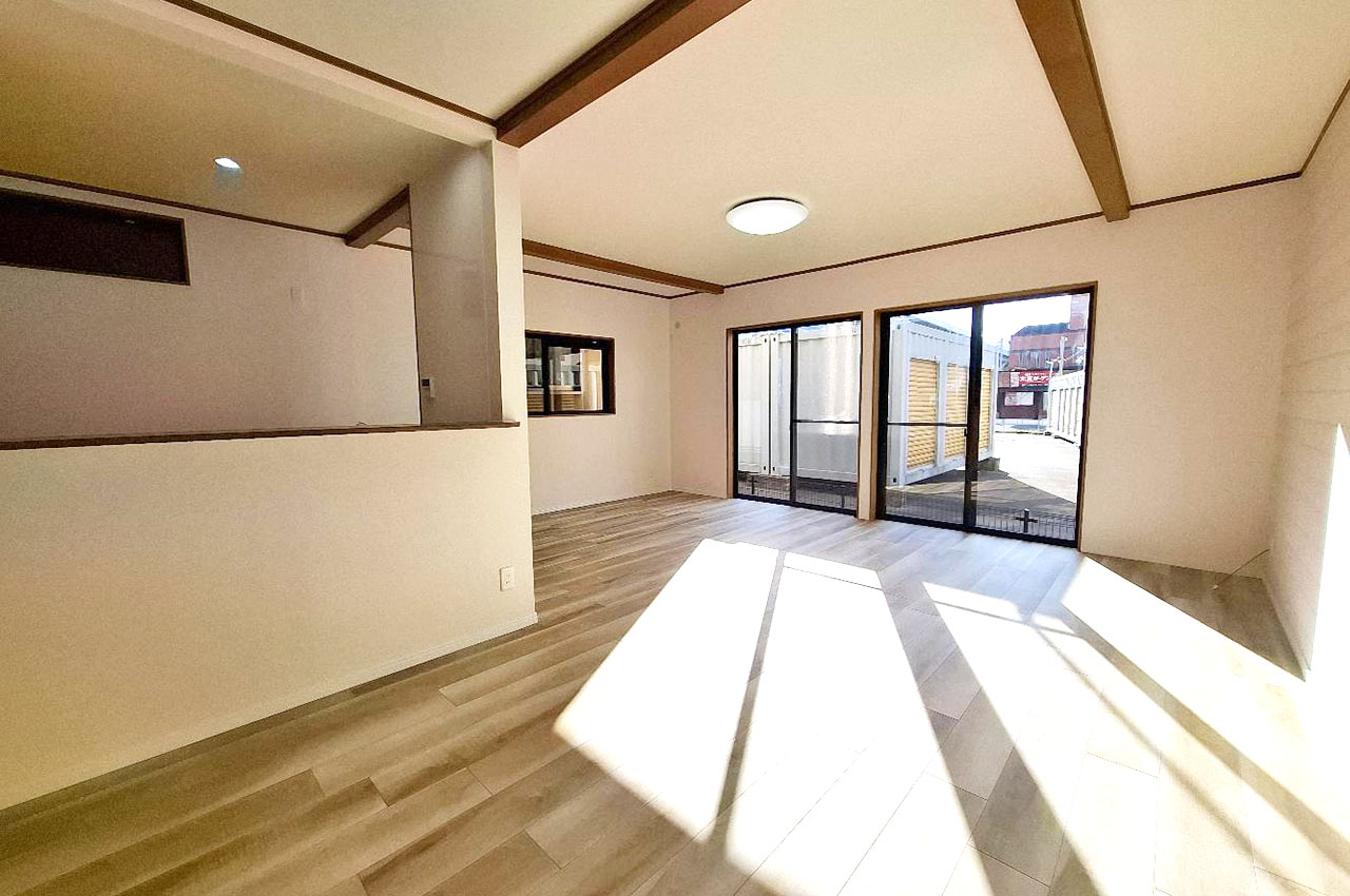 明るく開放感のあるLDK。ゲストを招いてもゆったりと過ごせるスペースです。