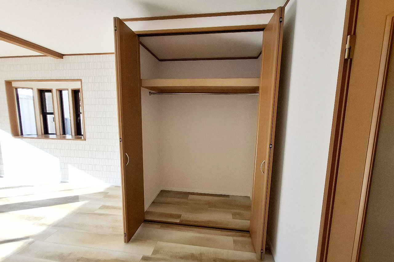 リビング内のクローゼット。内部のクロスやフロアタイルはきれいにリフォーム済みです。