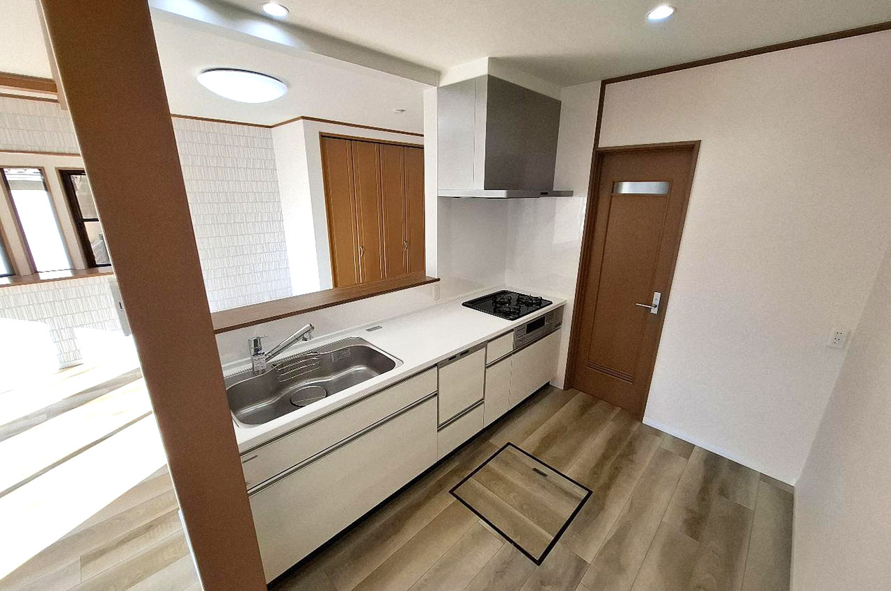 キッチンから直接洗面所へ行き来できる、家事動線がスムーズな間取りです。