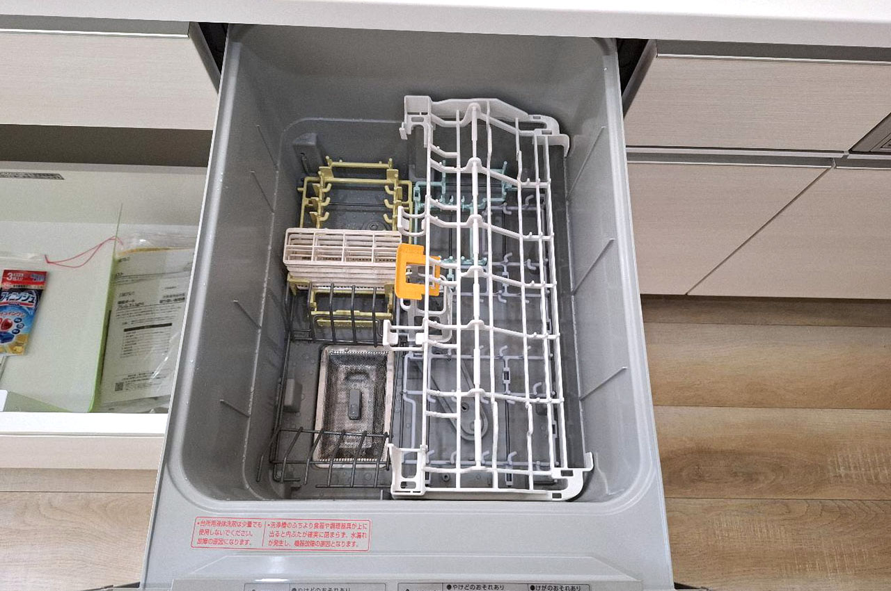 手洗いよりキレイに洗えて節水にもなる食洗機。忙しい家事の時短にもなるうれしいアイテムです。