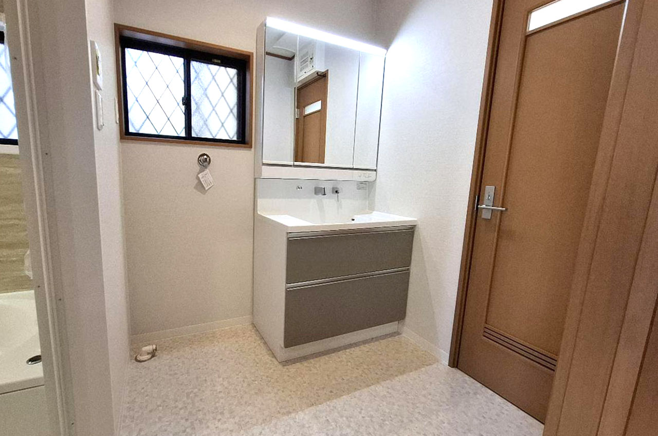 洗面所もピカピカにリフォーム。三面鏡付きの洗面化粧台も新調しました。