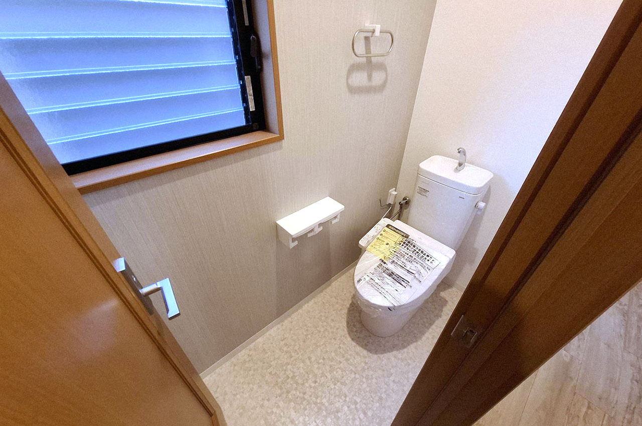 2階トイレ。1階同様きれいに生まれ変わりました。