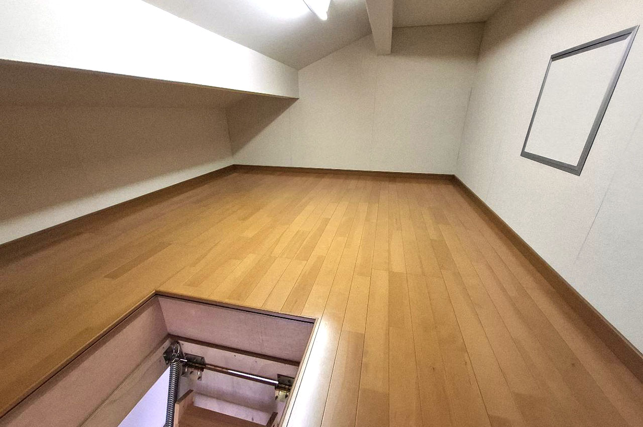 洋室③にある屋根裏収納。季節の家電や普段あまり使わないものなどの収納に便利です。