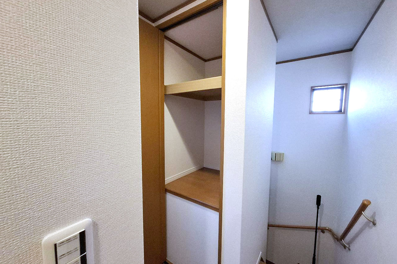 2階廊下にある物入。内部はきれいにリフォーム済みです。