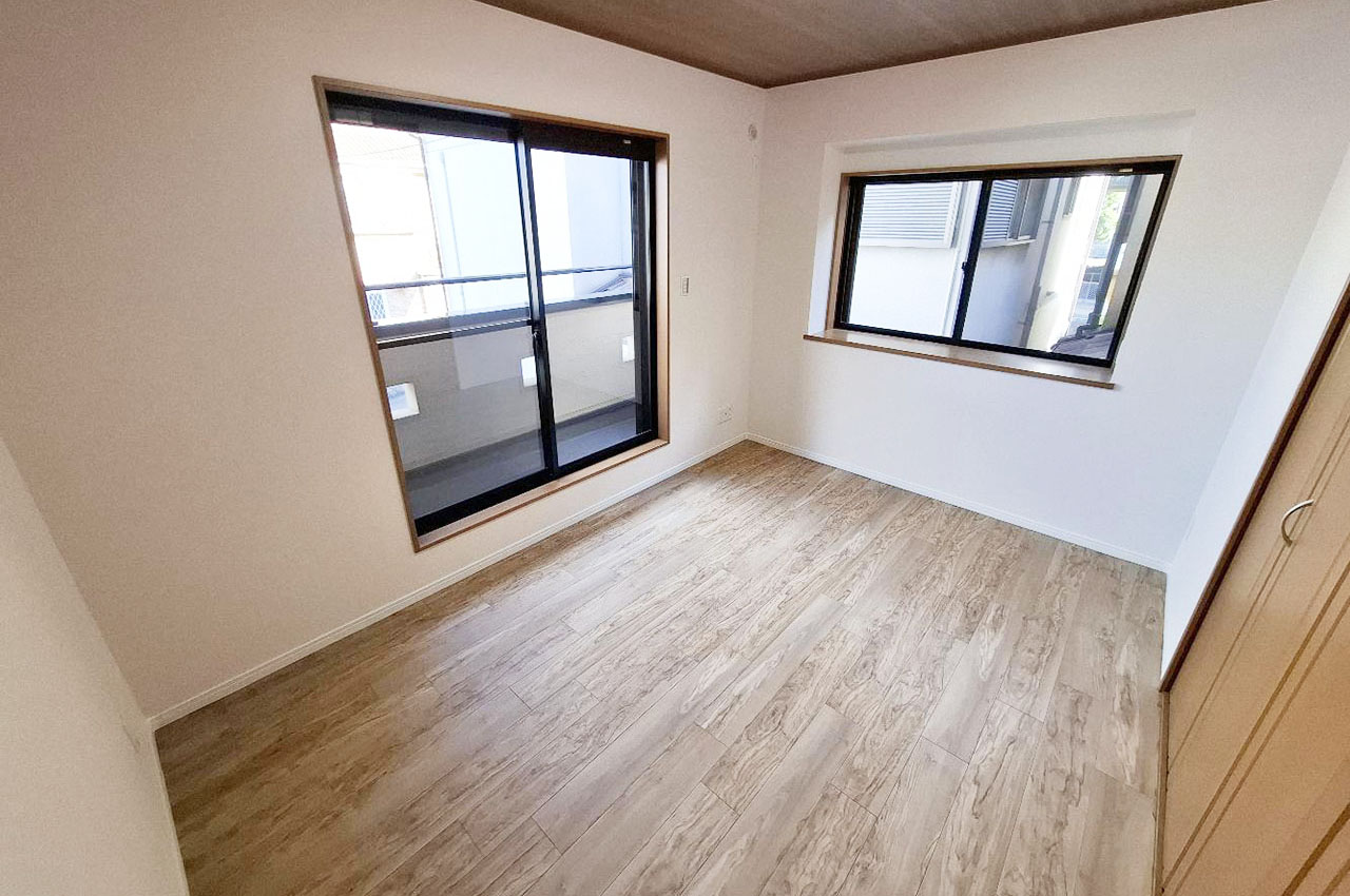 洋室①もきれいにリフォーム済み。出窓付きのゆったりとしたお部屋です。