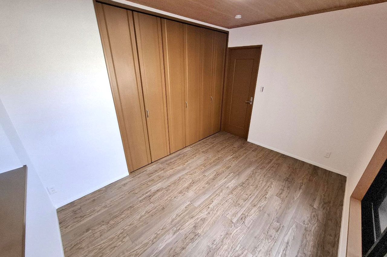 洋室①。ワイドなクローゼット付きです。