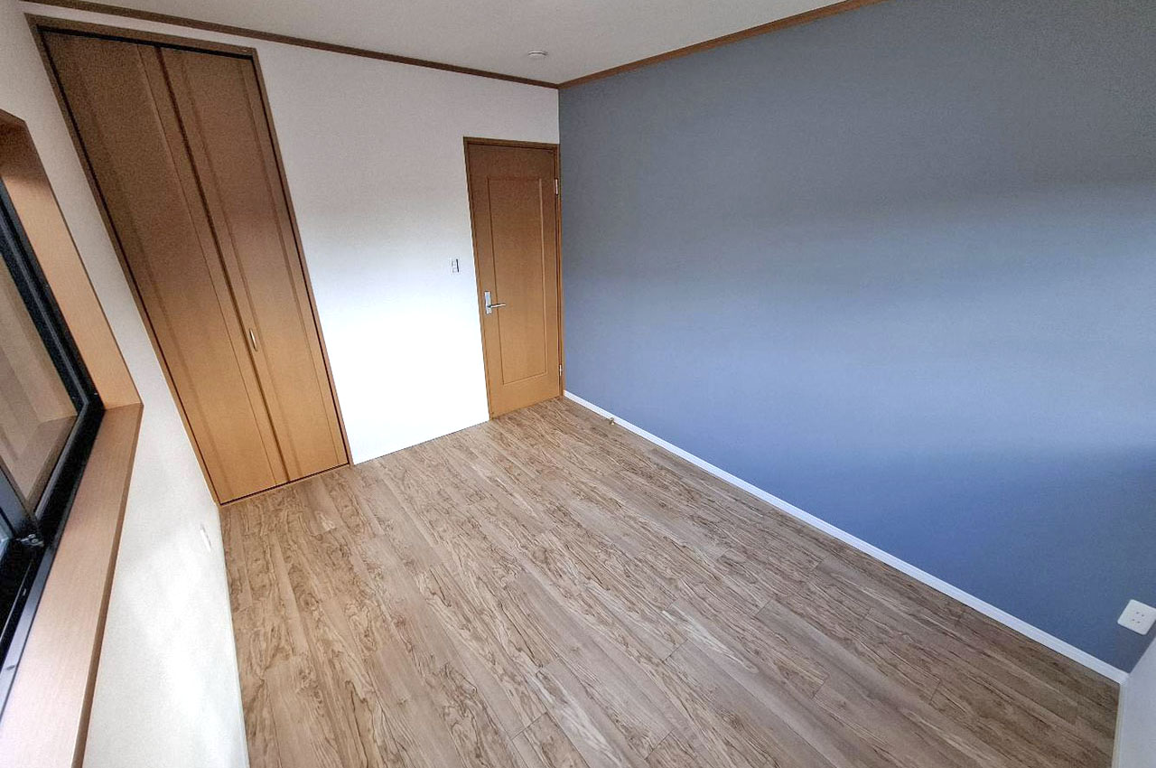 洋室②の壁一部には、ネイビーのアクセントクロスを施しました。