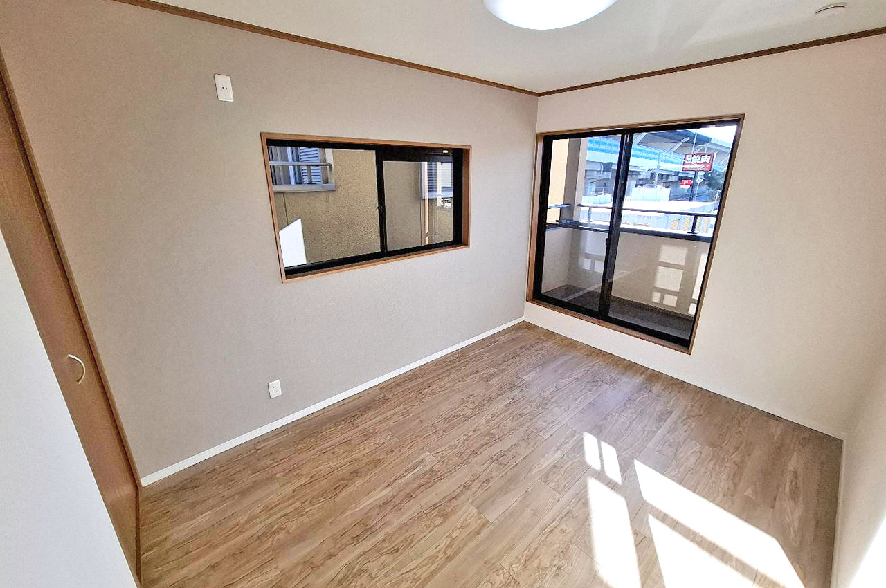 洋室③もリフォームでピカピカに。2階の全居室が二面採光で、日当り・通風良好です。