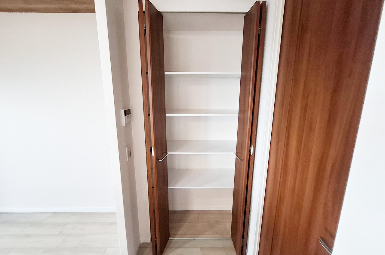 キッチン内物入:整理がしやすい棚付き物入。パントリーとしても使えます。