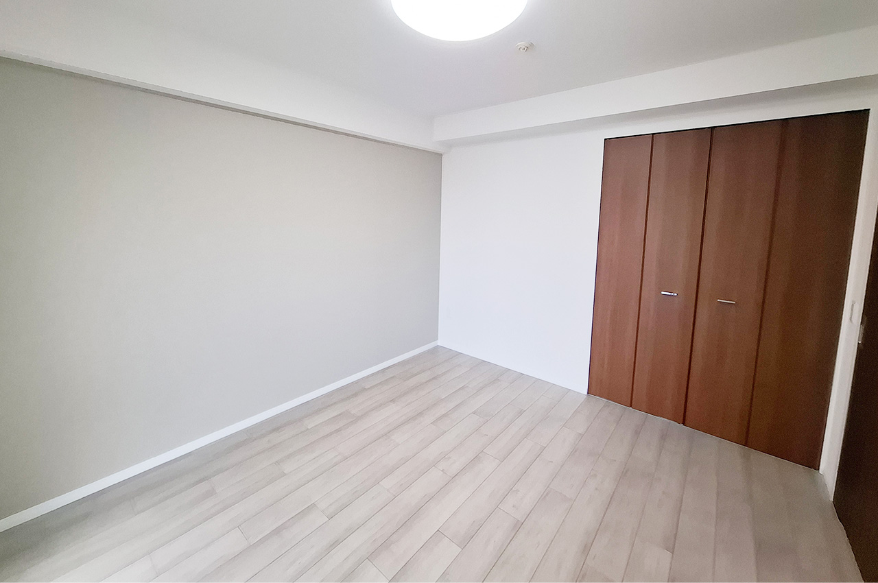 洋室①約7帖:クロスとフローリングを貼替え済み。