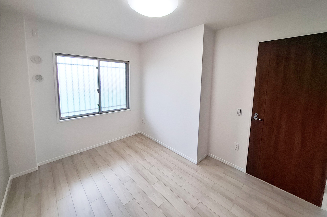 洋室②約6帖:クロスとフローリングを貼替え済み。