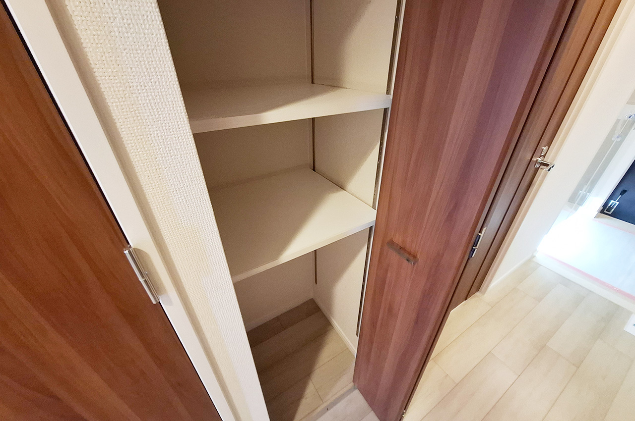 廊下:物入あり。日用品やストックの収納に便利。