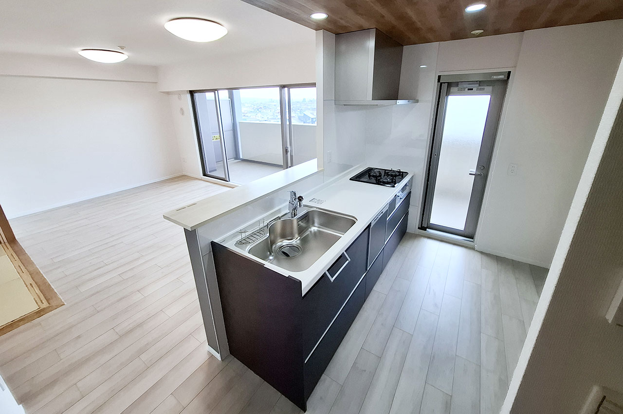 LDK:南西向きに面した明るいLDK。換気やゴミ出しに便利な勝手口付きキッチンが魅力。