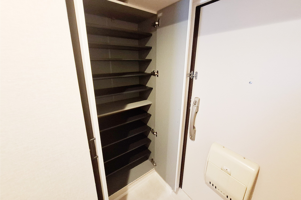 玄関:新調済みの下駄箱で収納スペースを確保。