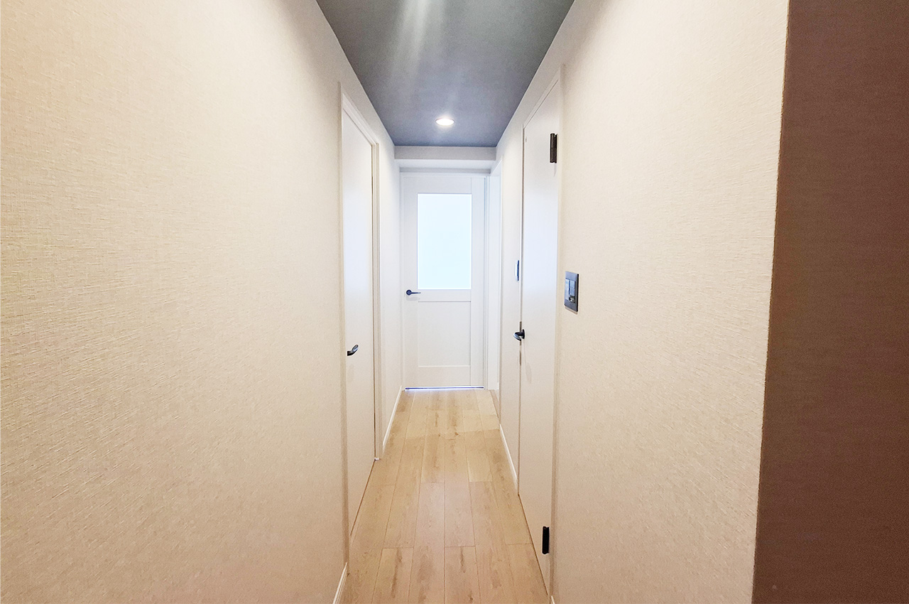 廊下:クロスやフローリングを貼替えるなどリフォーム済み。