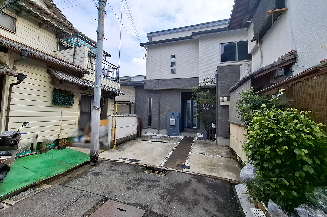 前面道路を含む外観