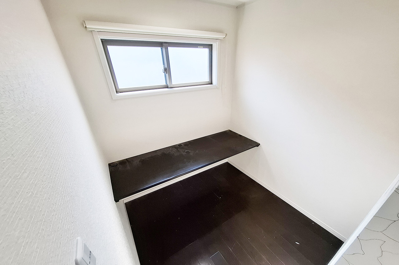 洋室3：書斎コーナー