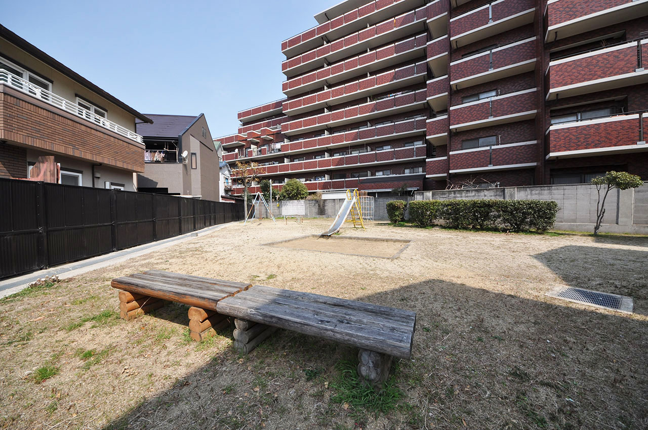 隣接公園