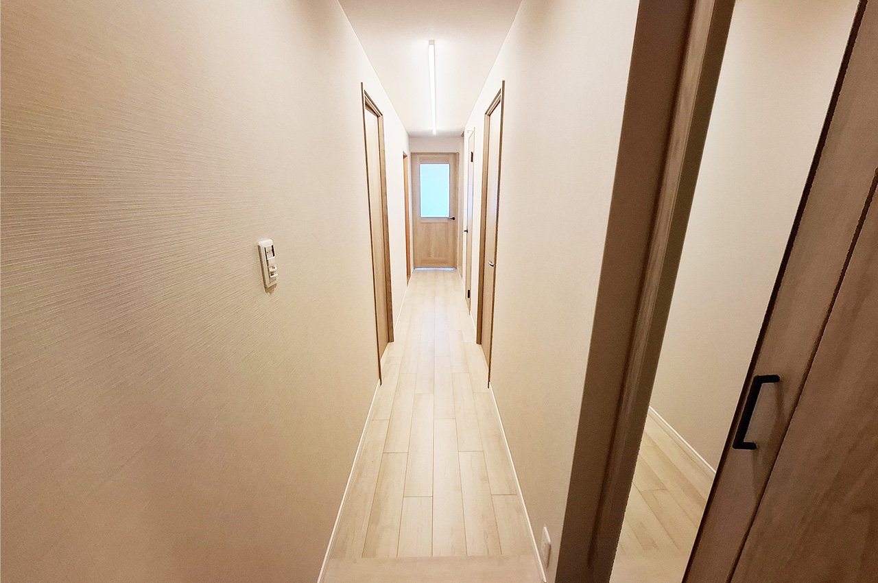 廊下：クロスとフローリングを貼替え済み。