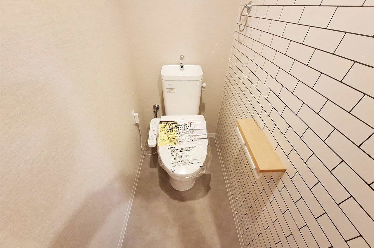 トイレ:TOTOの便器・温水洗浄便座を新調済み。毎日使う場所もきれいに整えました。