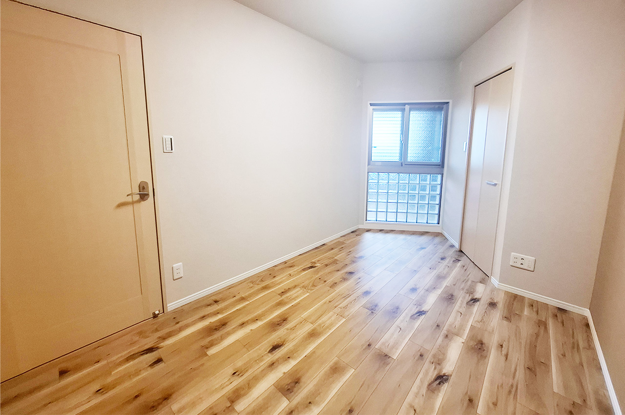 洋室2:ウォークインクローゼット付きで整理整頓しやすいお部屋です。