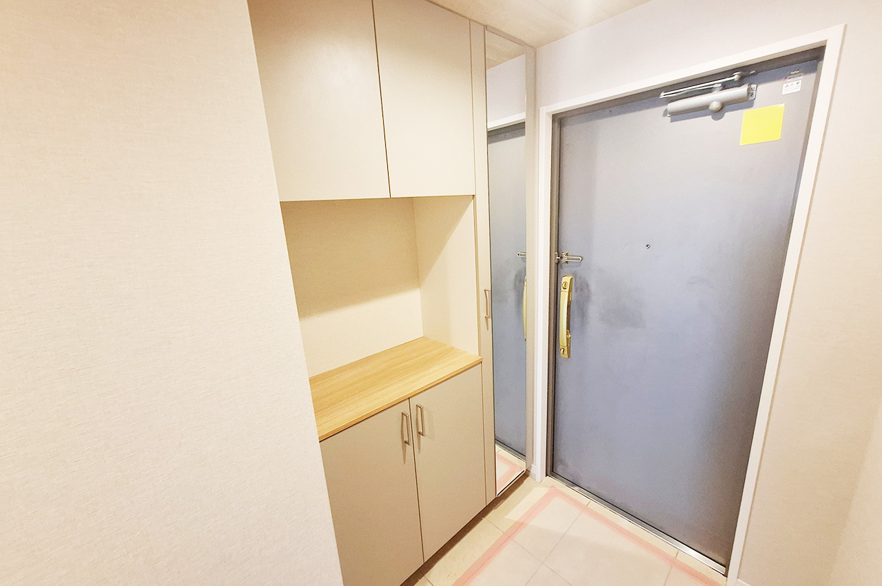 玄関:姿見付きの下駄箱を新調済み。お出かけ前の身だしなみチェックにも便利。