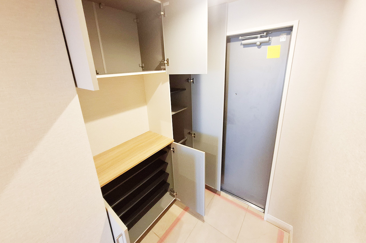 玄関:新調した下駄箱には靴をすっきりと収納できます。