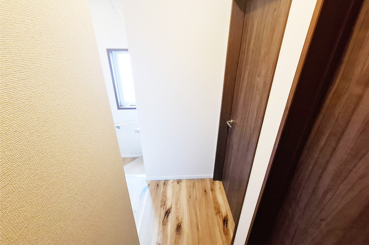 2階廊下：各居室へつながる2階廊下。フローリング上貼り、クロス貼替えなどリフォーム済み。