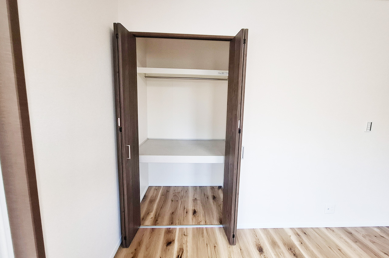 洋室1：クローゼット付きで衣類を収納しやすいお部屋です。クローゼットは2か所あり。