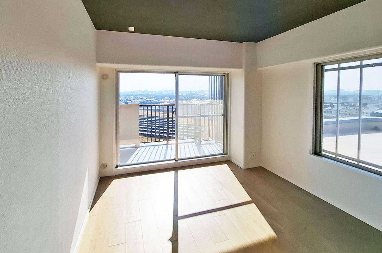 洋室1：落ち着いた色のアクセントクロスを新調済み。