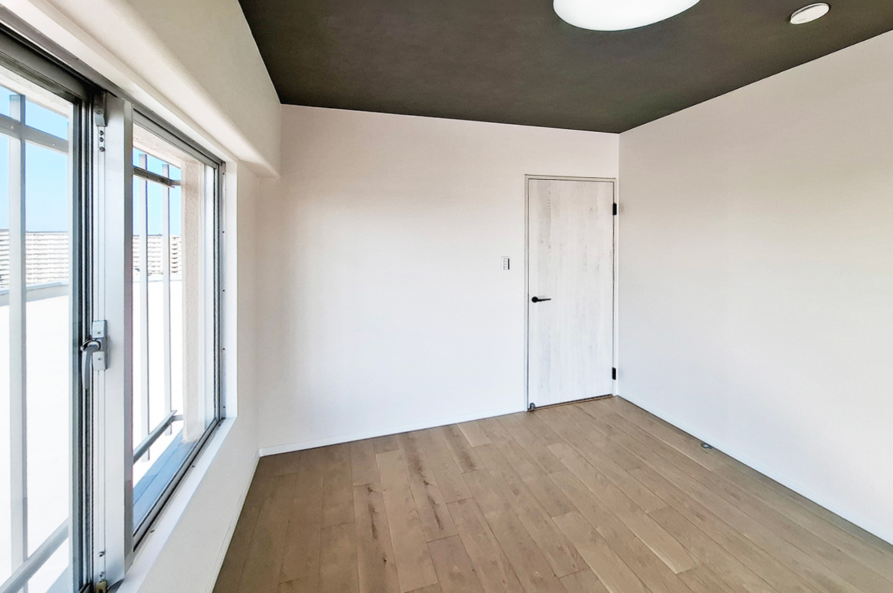 洋室1：クロスやフローリングを貼替えるなどリフォーム済み。