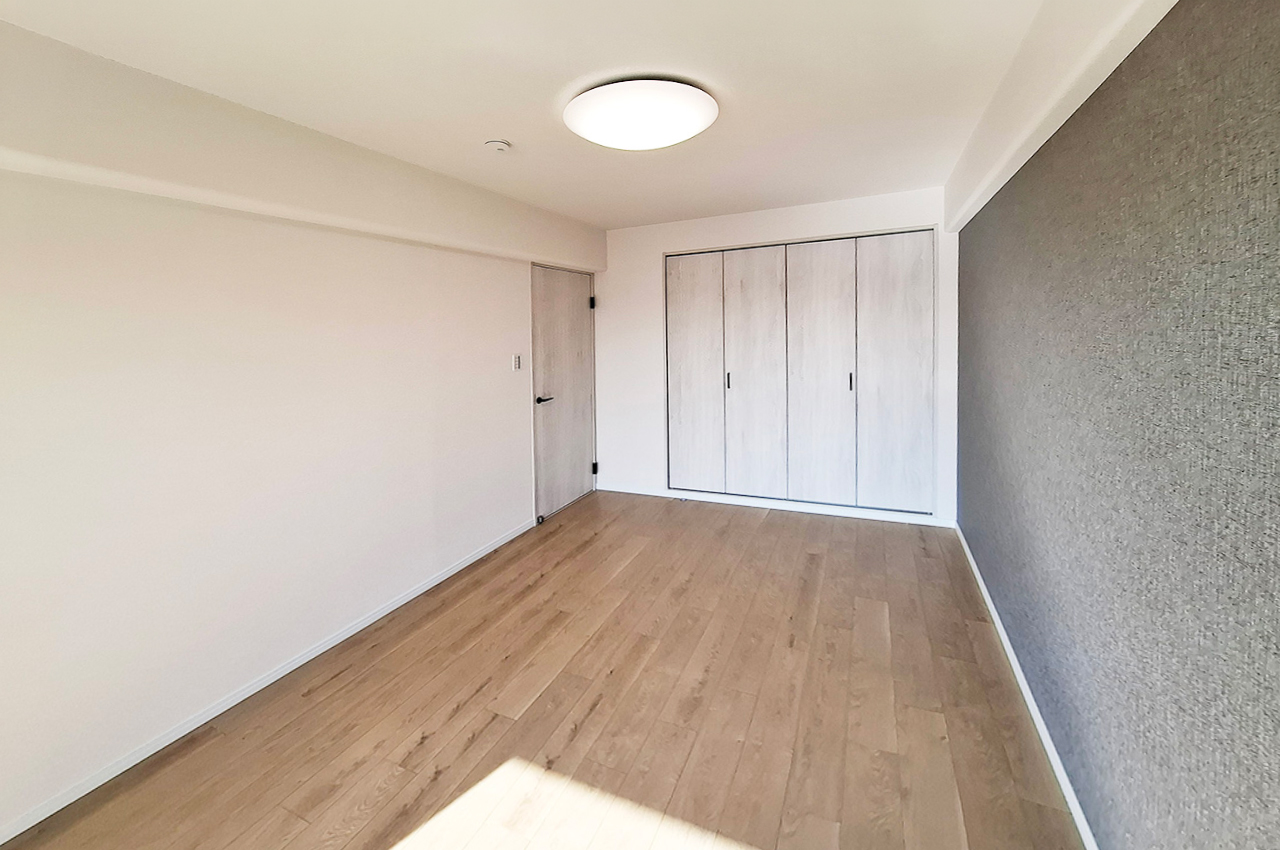 洋室2：クロスやフローリングを貼替え、壁の一部はアクセントクロスを施しました。