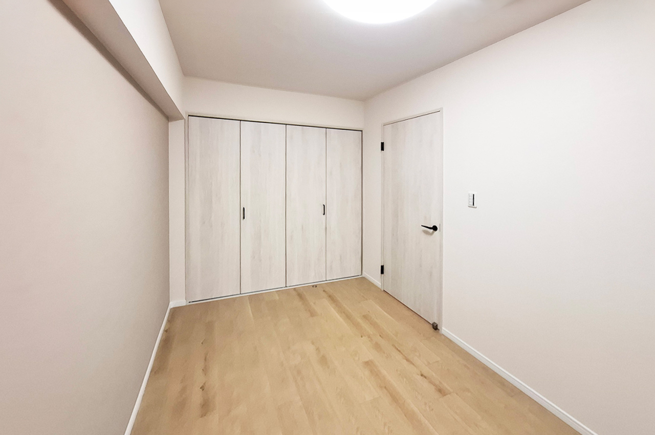 納戸：落ち着いた色のアクセントクロスを新調済み。